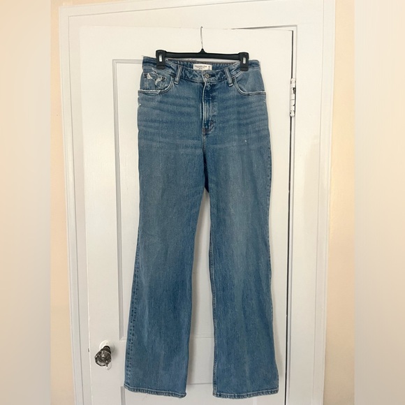 Abercrombie & Fitch: The 90s Relaxed Jean (Curve Love) - Picture 3 of 5